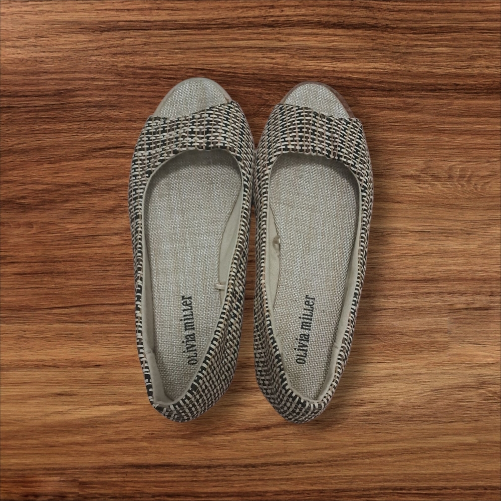 Olivia Miller Women's Black and Gray Flats